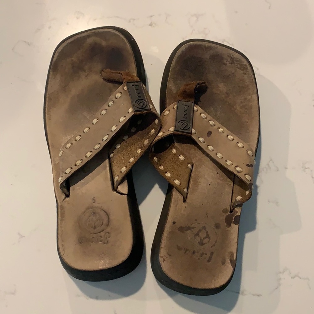 brown reef flip flops size 5